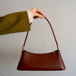 Hobo bag baguette style in cowhide leather